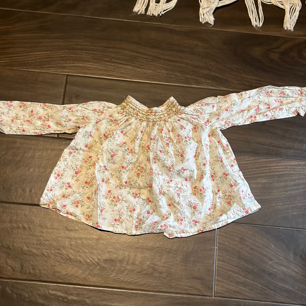 Most adorable top for little girls. Super lightweight.